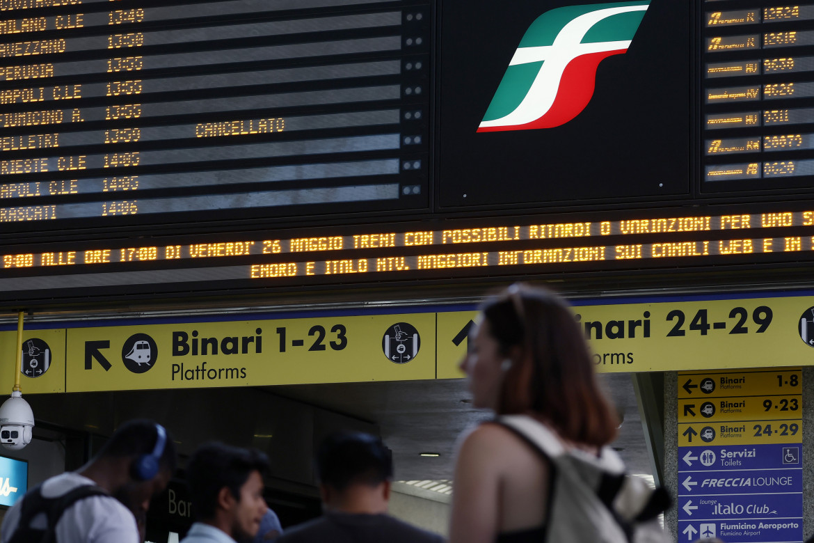 Sciopero dimezzato nei treni. I sindacati: «Vergognoso e illegittimo»