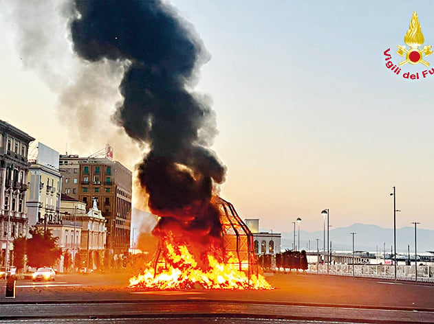 Napoli, il fuoco divora la Venere degli stracci