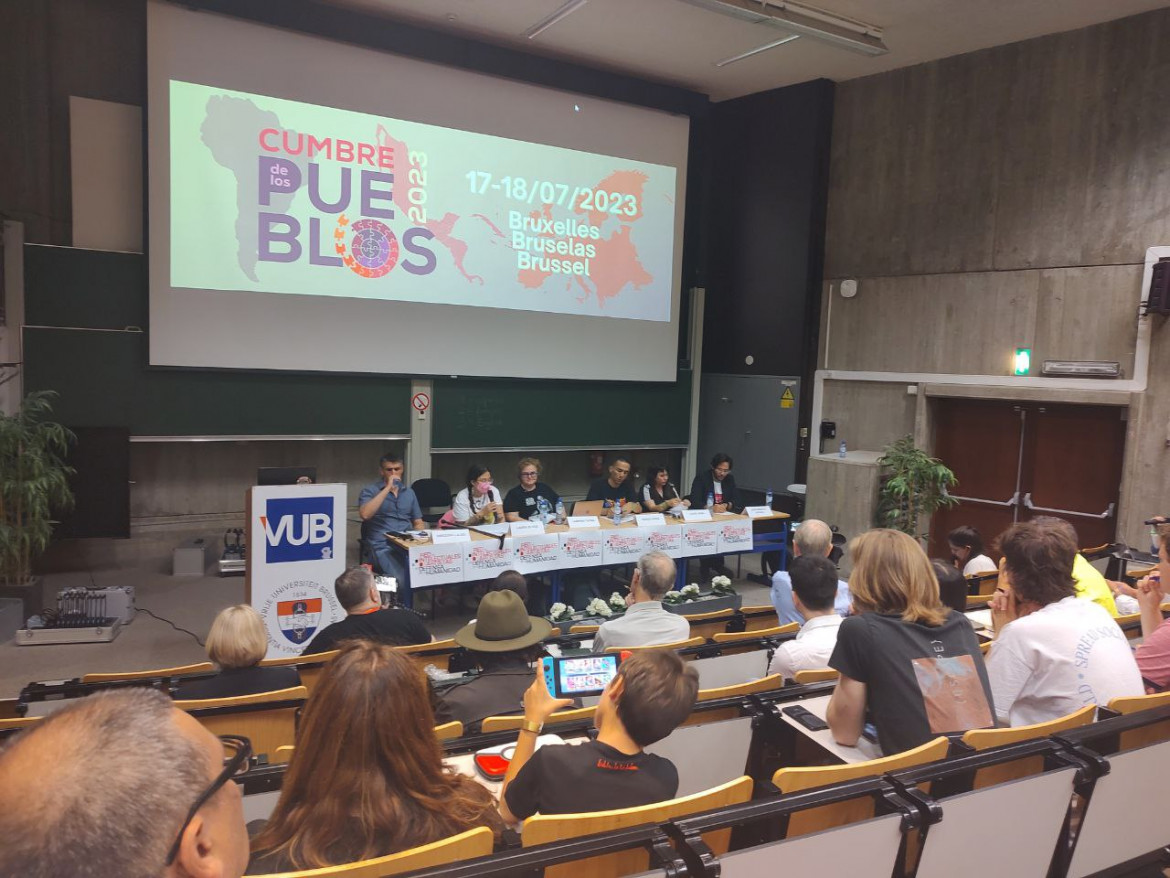 La Cumbre de los Pueblos, iniziata ieri in un’aula della Libera Università di Bruxelles foto Twitter