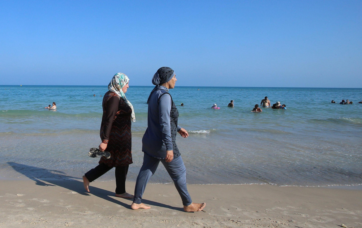 La sindaca: al mare solo in costume