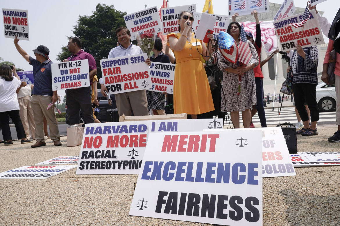 Una protesta davanti alla Corte suprema dopo la sentenza che ha cancellato l’affirmative action foto Ap