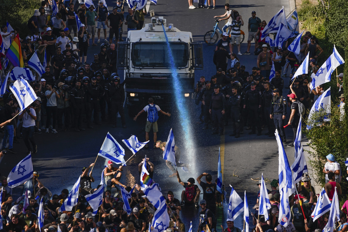 La Knesset approva la prima parte della riforma giudiziaria. Scontri con la polizia