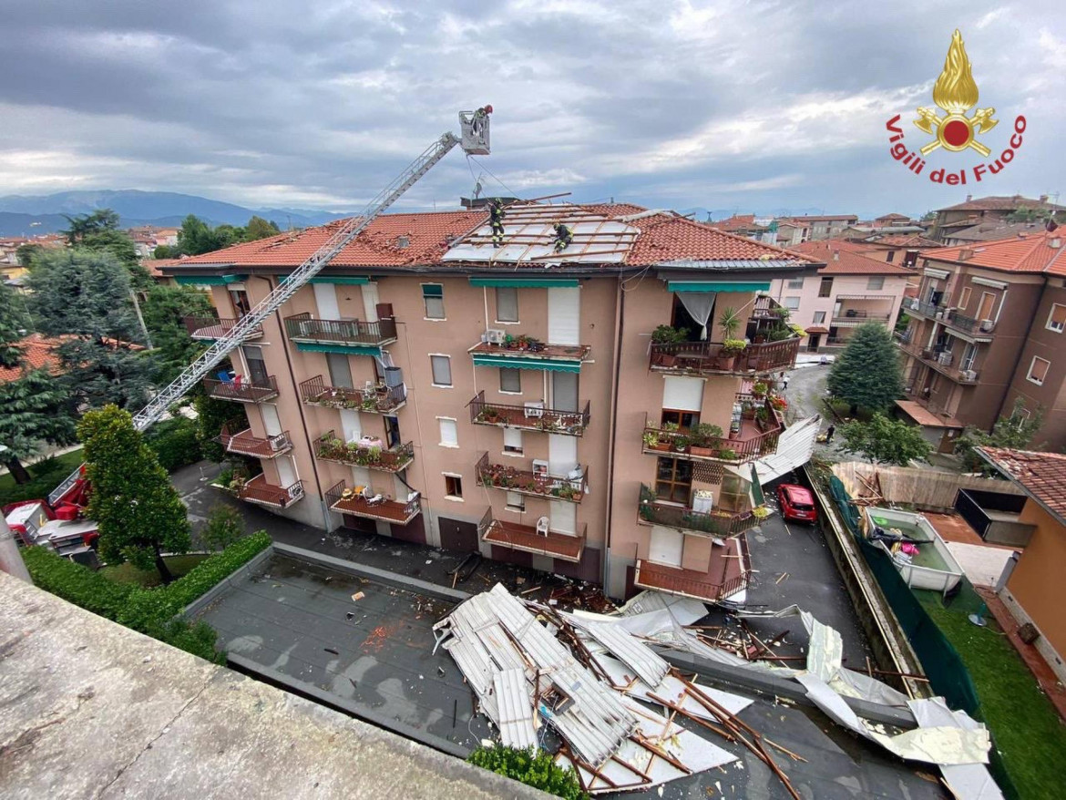 Tempesta a Milano, vanno giù anche gli alberi secolari