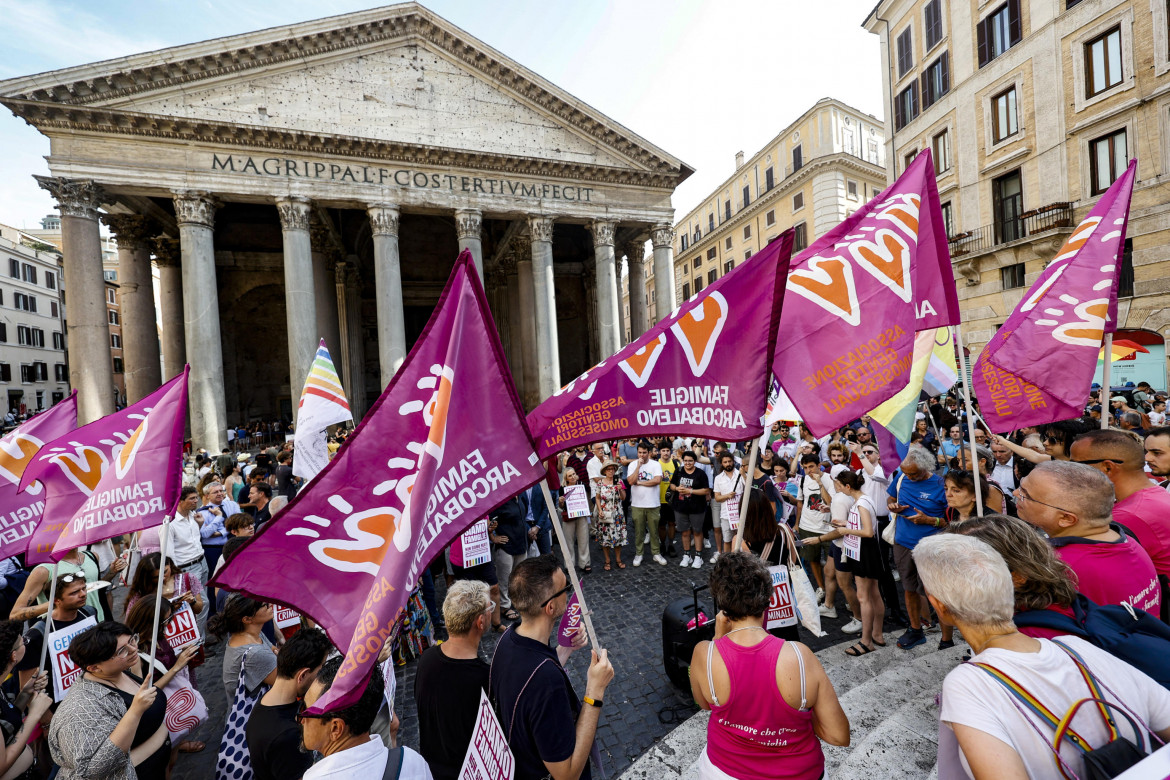 Maternità surrogata,  oggi il voto alla Camera sul reato universale