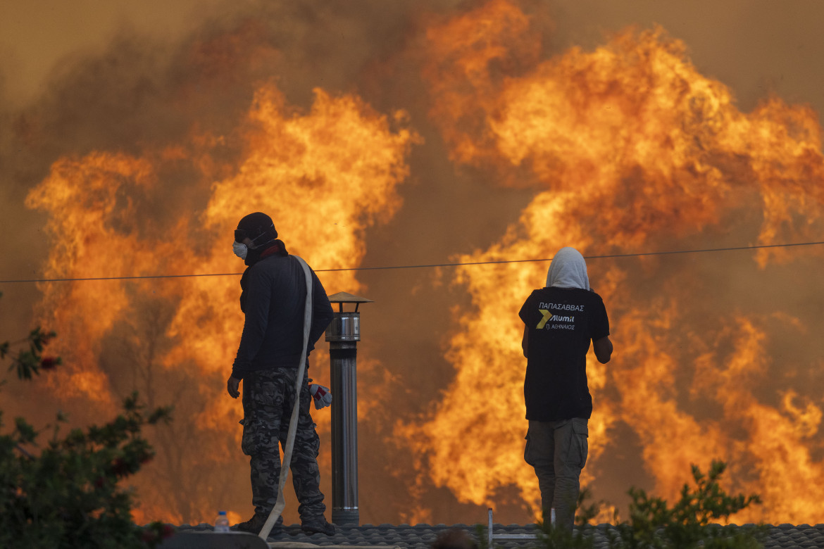 Le fiamme raggiungono il villaggio di Gennadi, in Grecia foto Ap