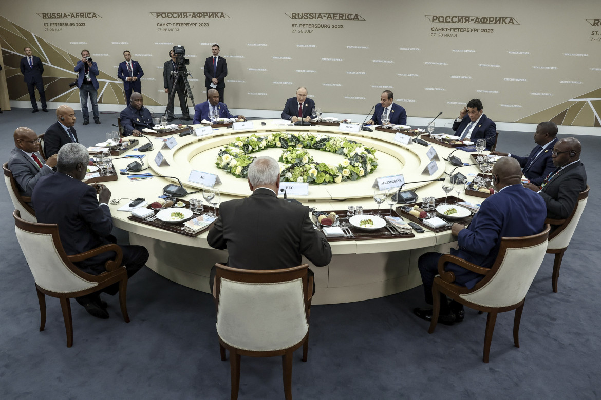 Il presidente russo Vladimir Putin incontra i leader delle organizzazioni regionali africane durante il Vertice Russia Africa foto Ap