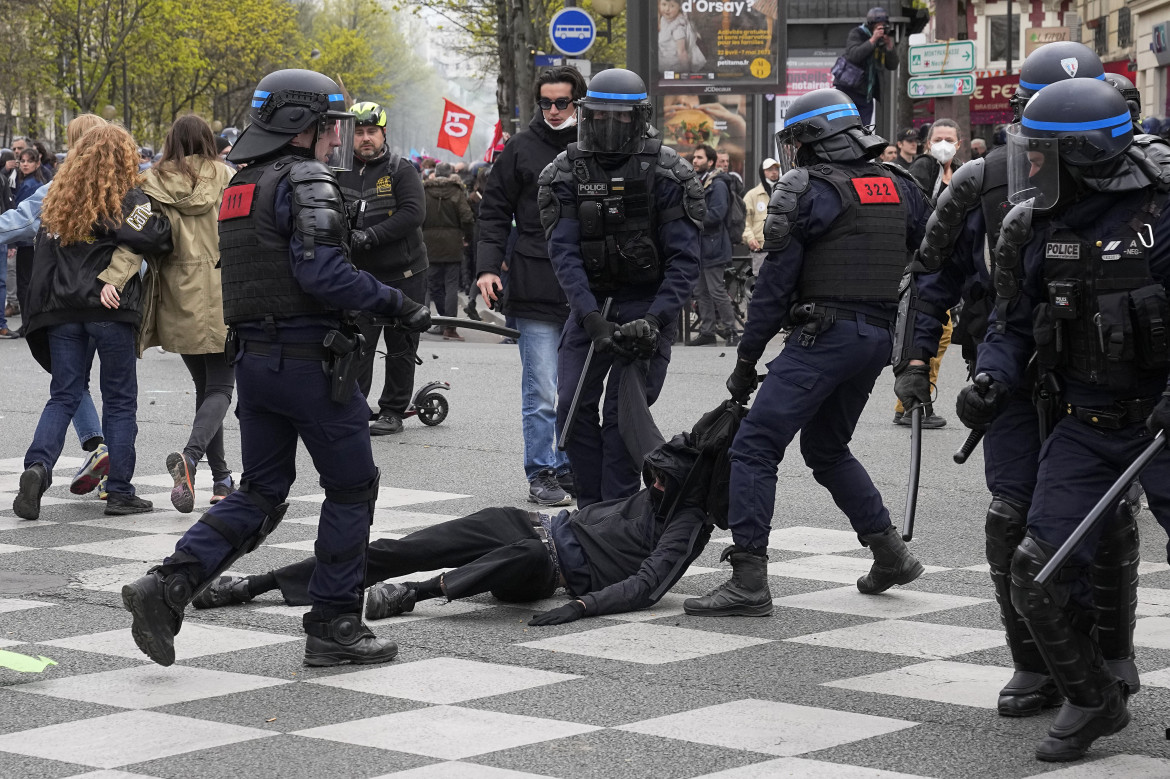 Francia, «il codice identificativo degli agenti ben visibile»