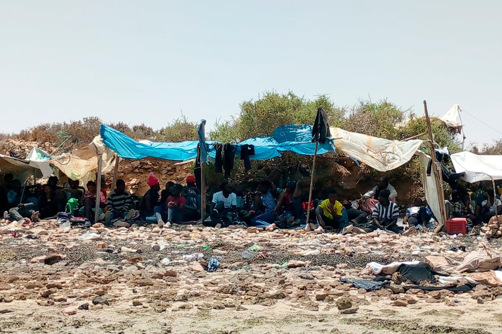 Abbandonati nel deserto tunisino, «non so se sopravviveremo»