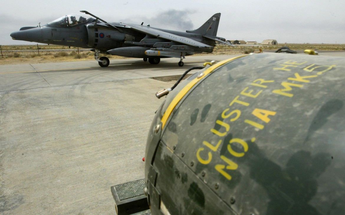 Un carico di cluster bomb foto Ansa