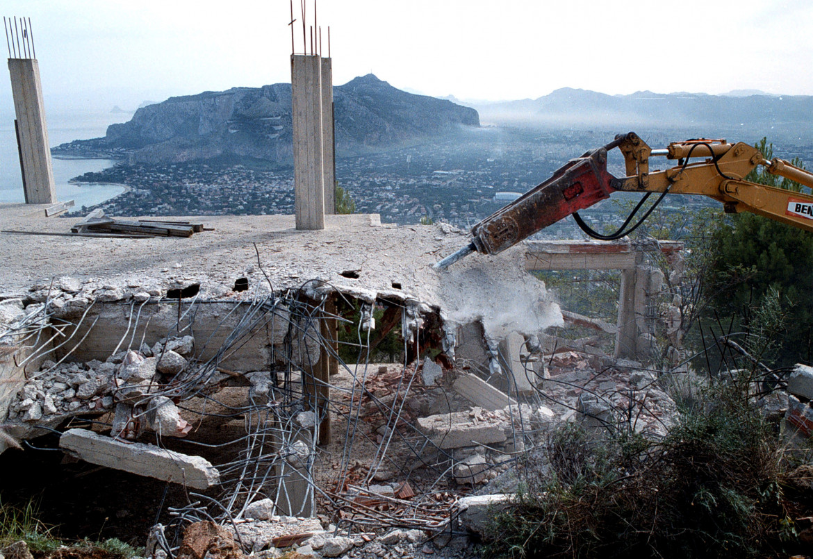 Legambiente, demolito solo il 15% degli edifici abusivi da abbattere