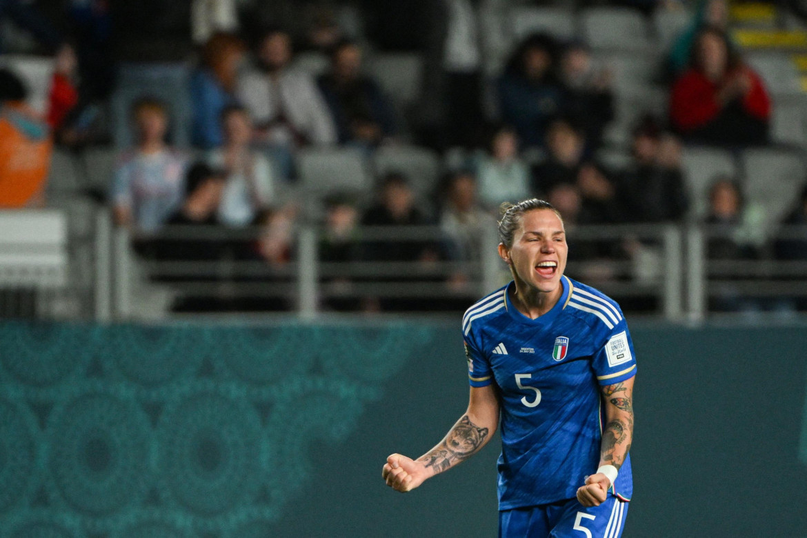 Elena Linari esulta per la vittoria 1-0 contro l'Argentina nella prima partita dei mondiali di calcio femminile ad Auckland, foto Saeed Khan /Afp