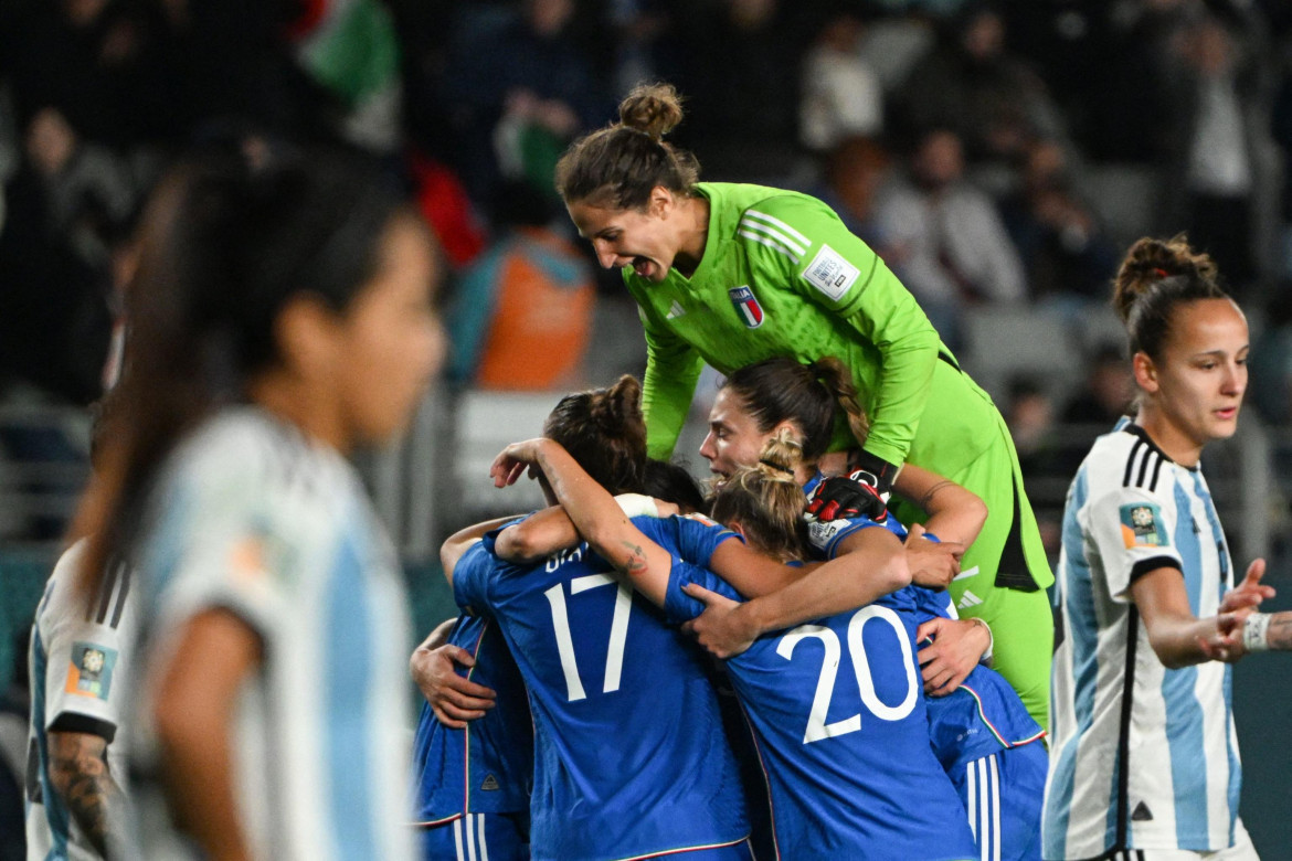 La festa delle Azzurre dopo la vittoria per 1-0 sull'Argentina ai mondiali di calcio femminile a Auckland, foto di Saeed Khan /Afp