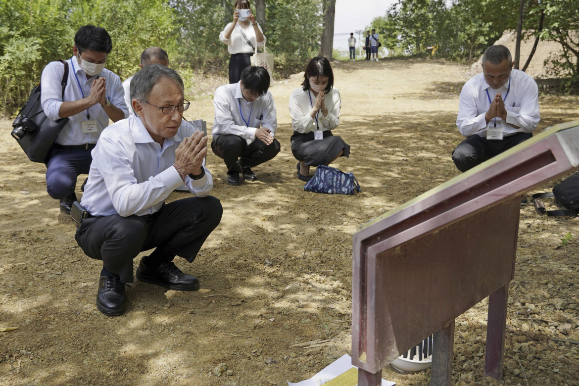 Il governatore Denny Tamaki prega sulle tombe del Regno di Ryukyu, l’antica denominazione cinese di Okinawa foto Ap 