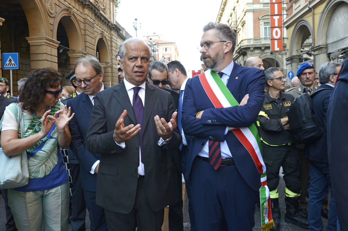 10:25, tre fischi alla stazione. Ma a Bologna resta la rabbia