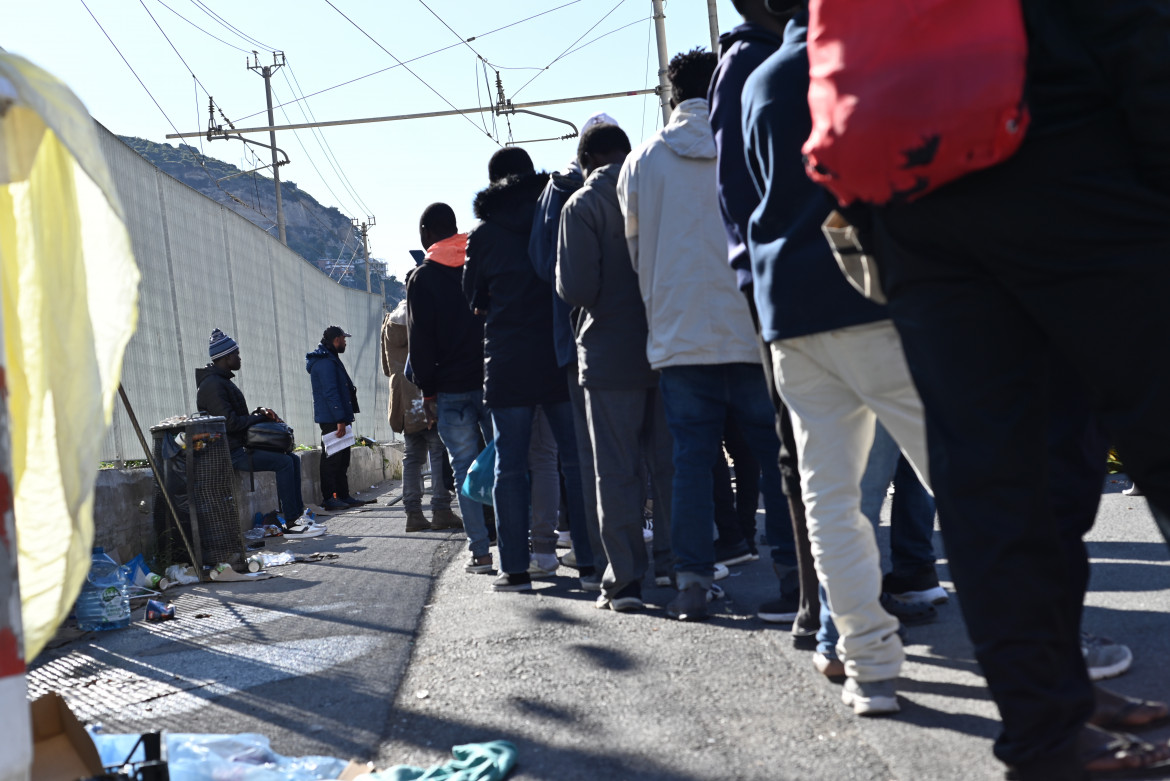 Ventimiglia, vietato passare: crudeltà lungo il confine