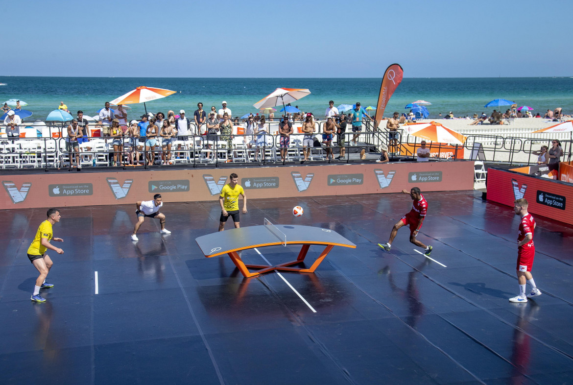 Una partita di Teqball a Miami foto Epa