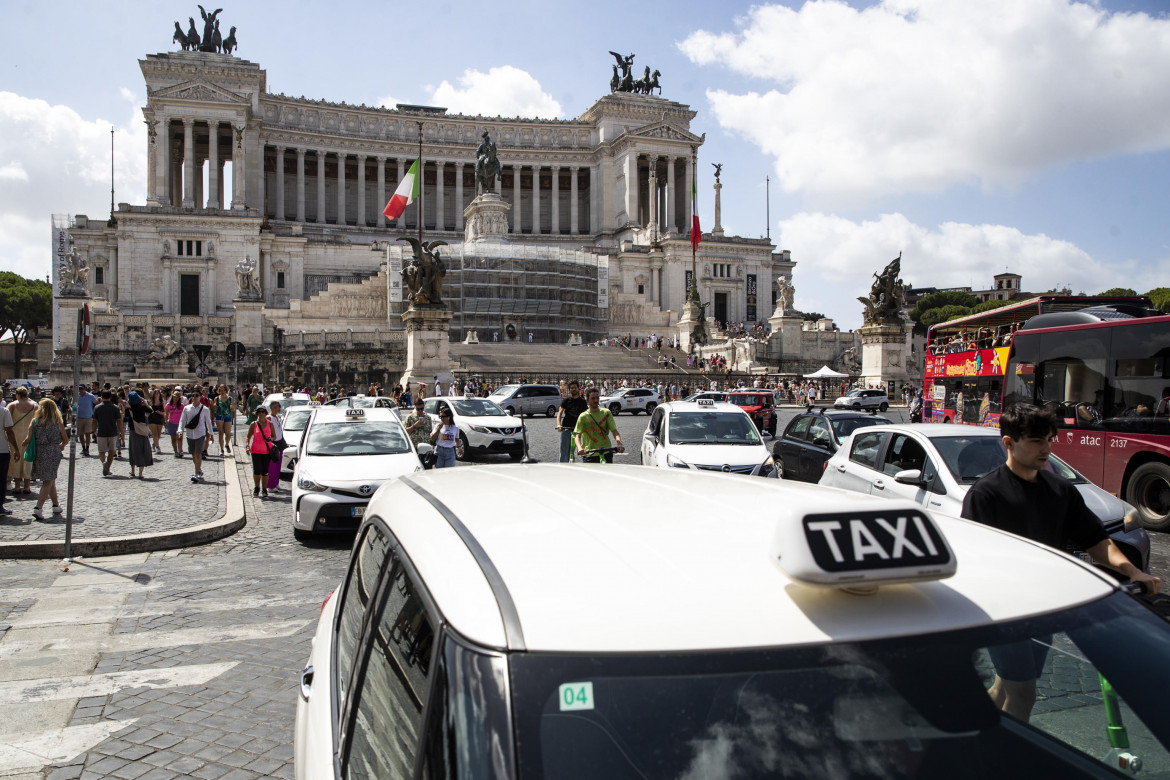 Un «decreto salsiccia» su taxi e aerei: soluzioni tardive e proteste