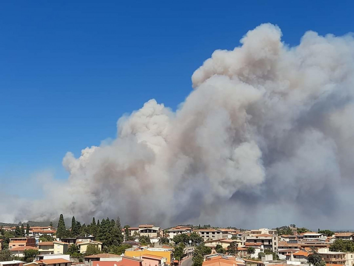 L’incendio a Siniscola foto Ansa