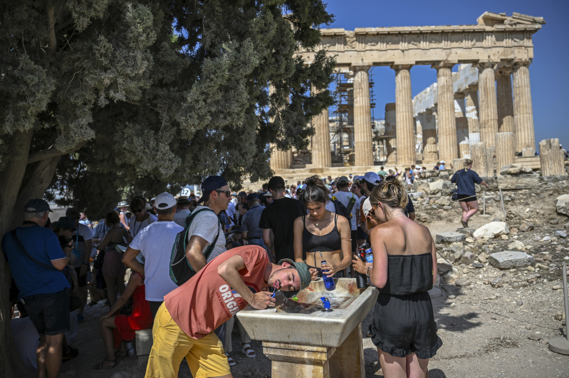 Turisti nell’estate bollente romana foto Ap