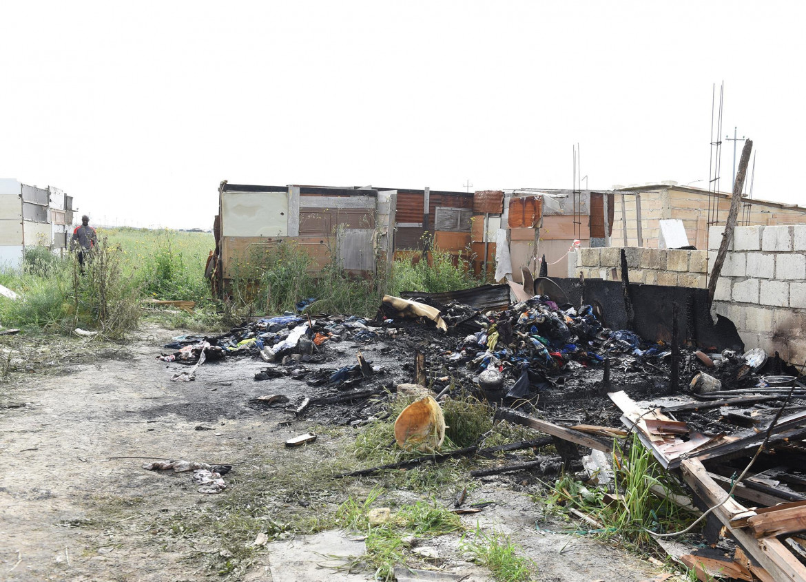 Borgo Mezzanone, nuovo incendio nel ghetto invivibile