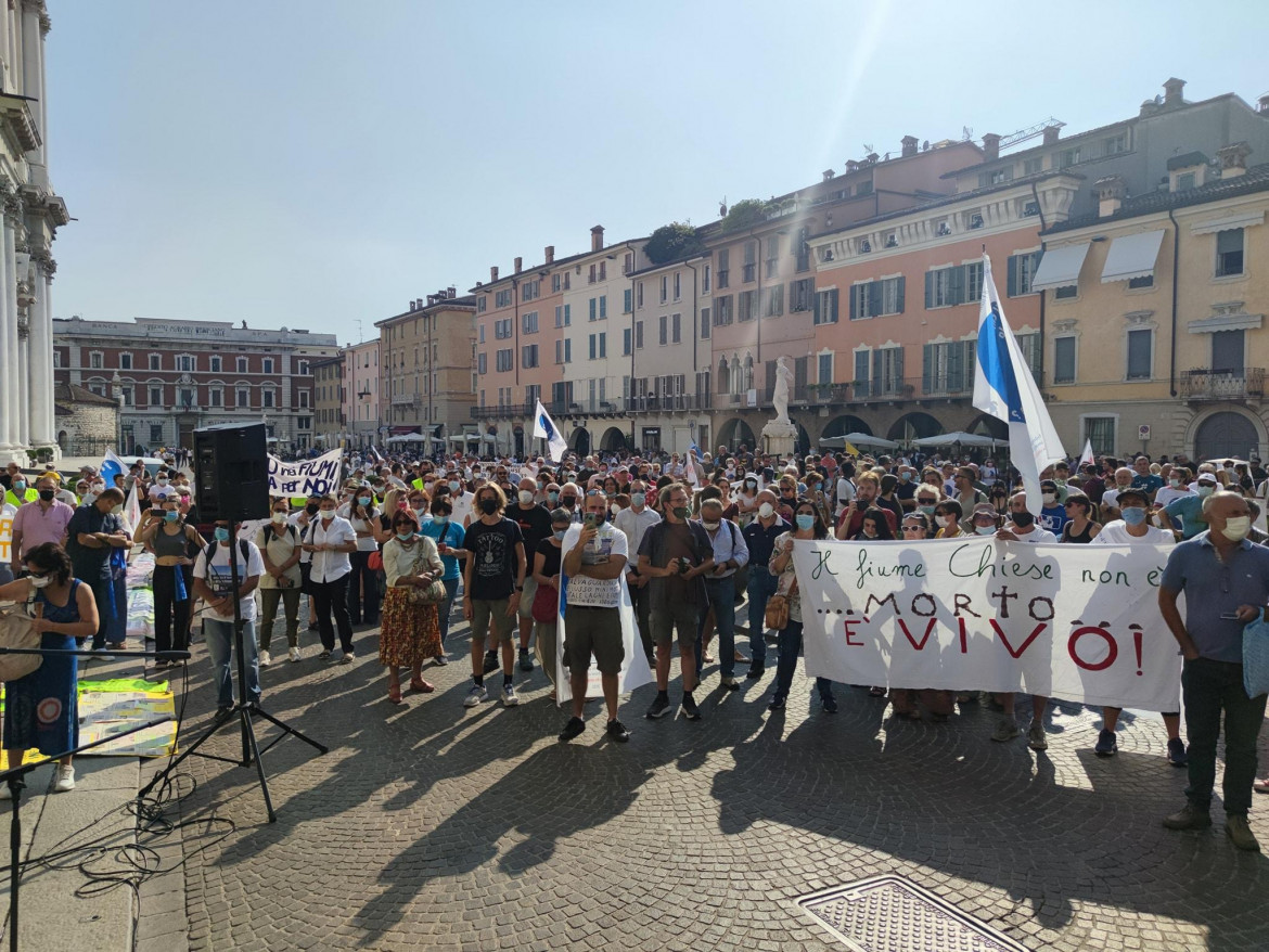 Brescia, il presidio 9 agosto ferma il depuratore del Garda