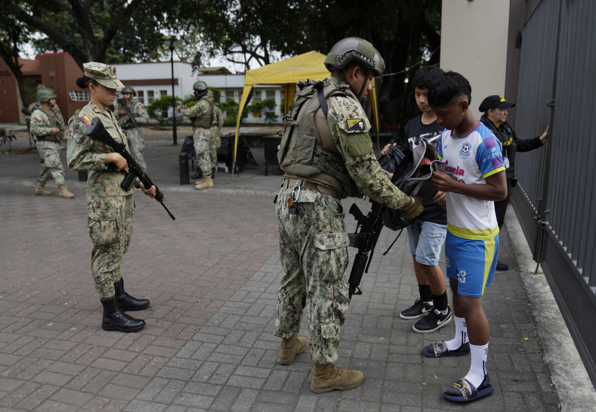 Ai seggi con l’elmetto, l’Ecuador sceglie come battere i narcos