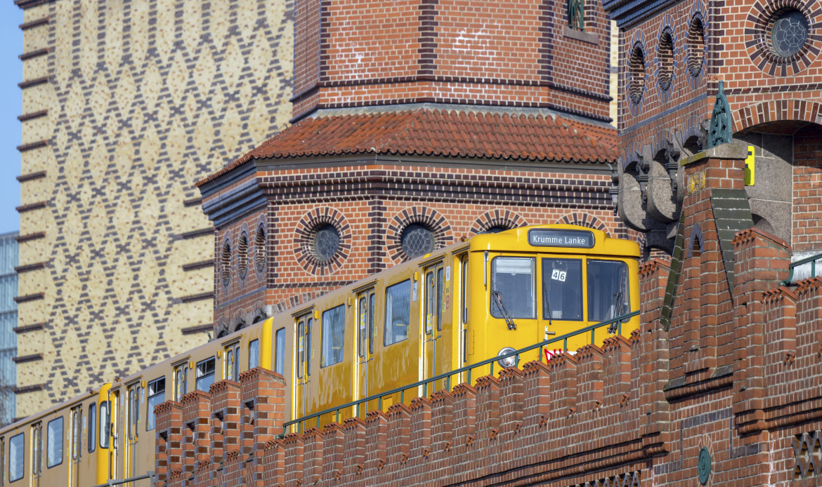 Berlino, un treno Bvg attraversa il ponte Oberbaum foto Ap