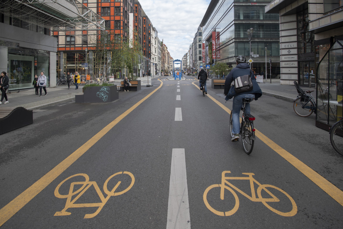 Pista ciclabile sulla Friedrichstrasse foto Ap