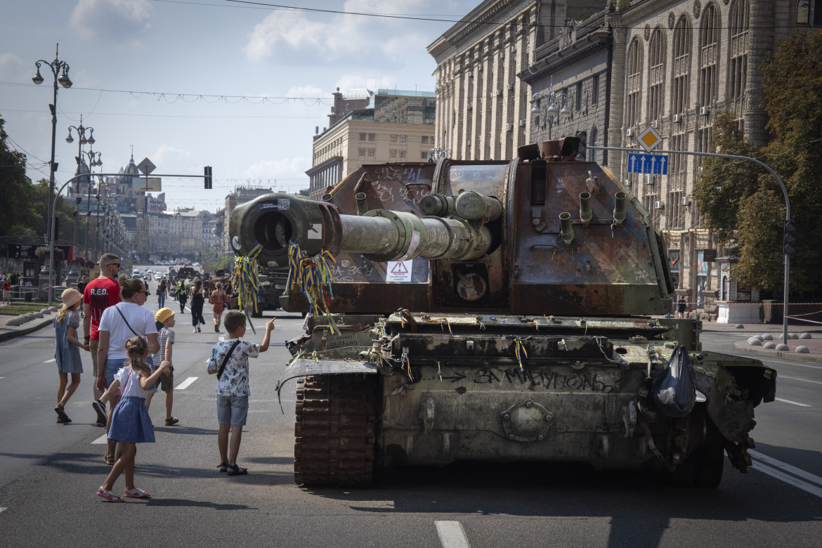 Veicoli militari russi distrutti esposti per le strade di Kiev, foto Ap