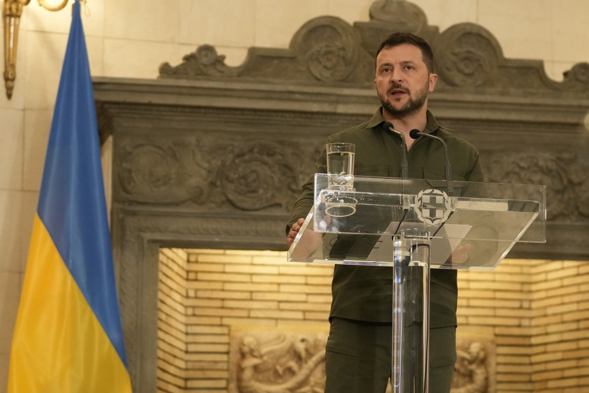 «Soluzione politica» in Crimea. Zelensky blandisce gli alleati