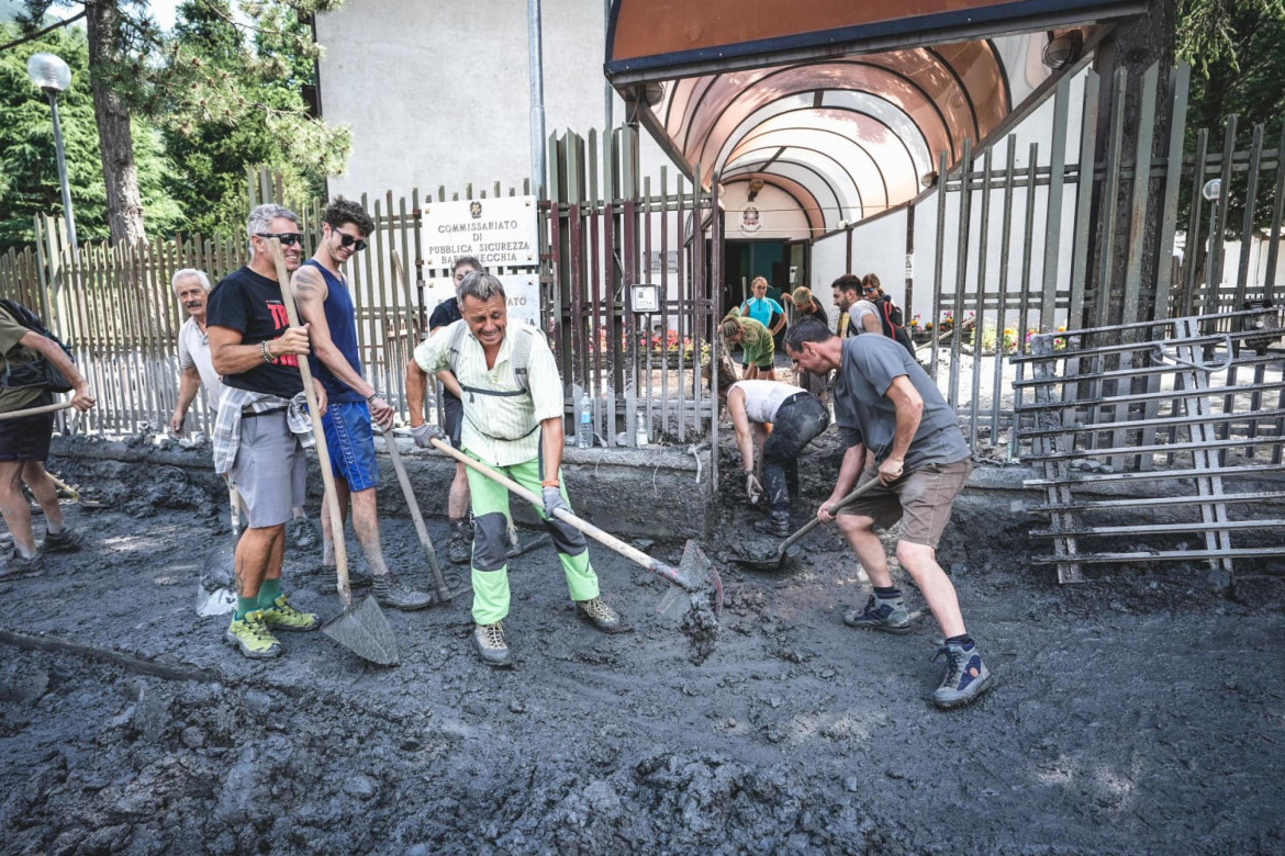 Volontari spalano il fango foto Ansa