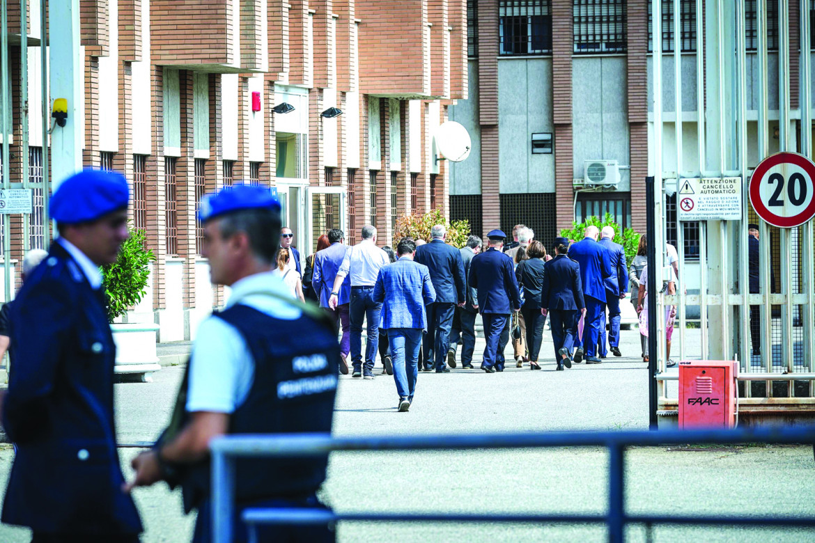 L’ingresso della delegazione governativa ieri al carcere delle Vallette foto Ansa