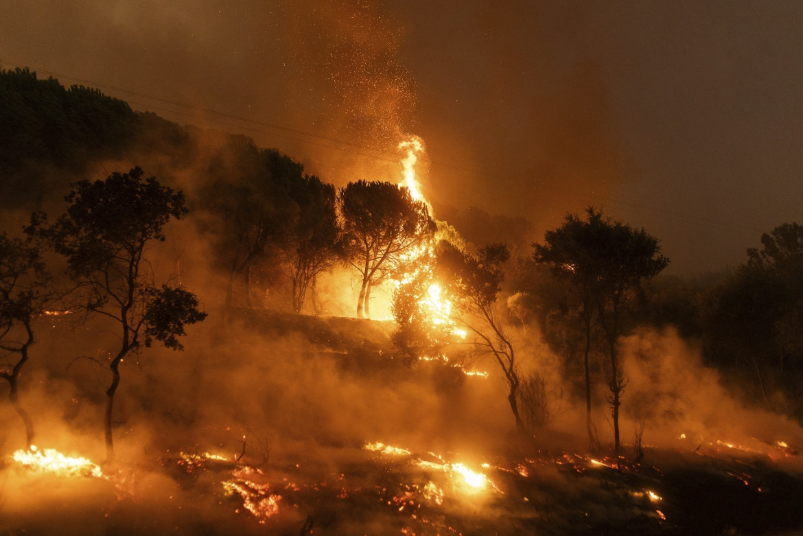 Grecia in fiamme,  e la destra scatena i pogrom sui migranti