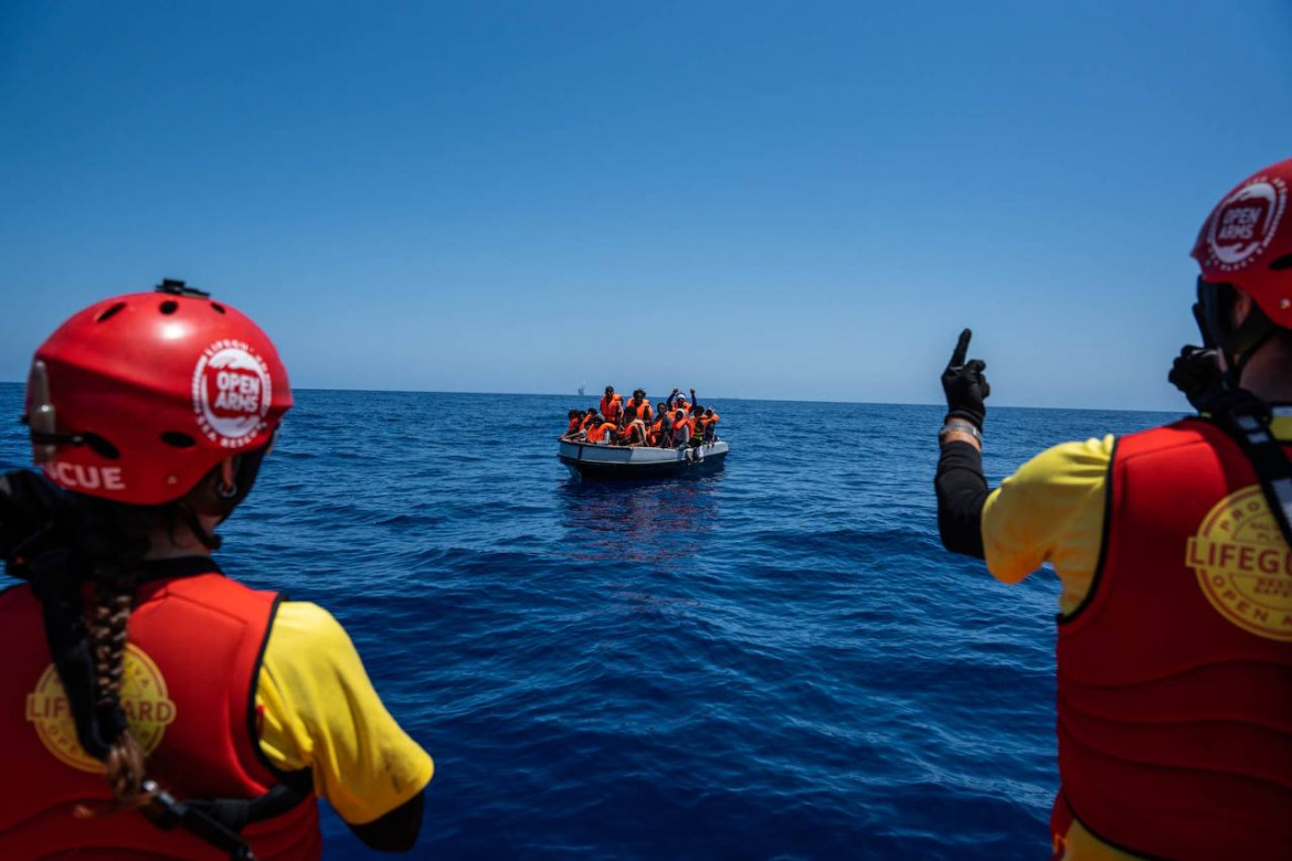 Prima ci coordinano poi ci allontanano. E il mare resta vuoto