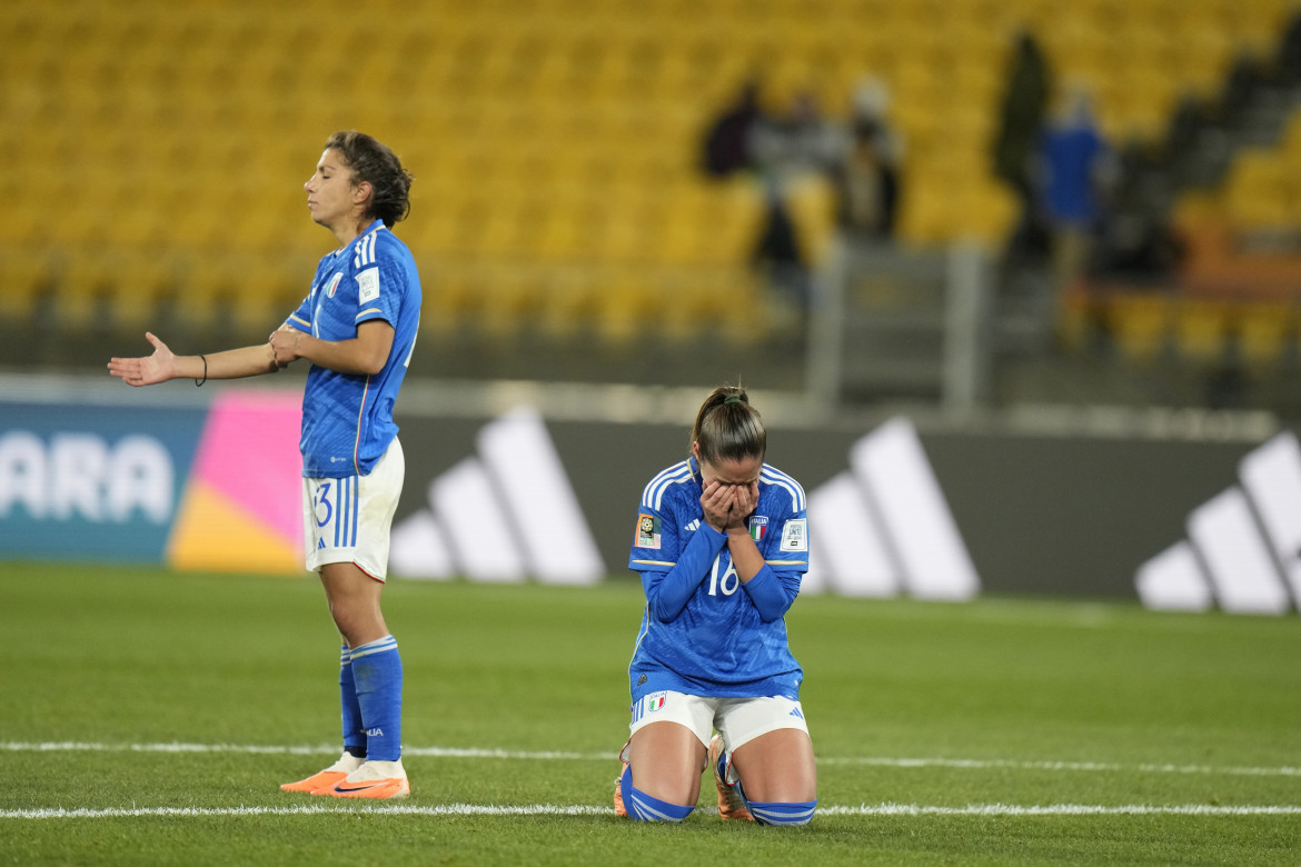 Le azzurre in lacrime dopo la sconfitta con il Sudafrica ai mondiali AP Photo/Alessandra Tarantino