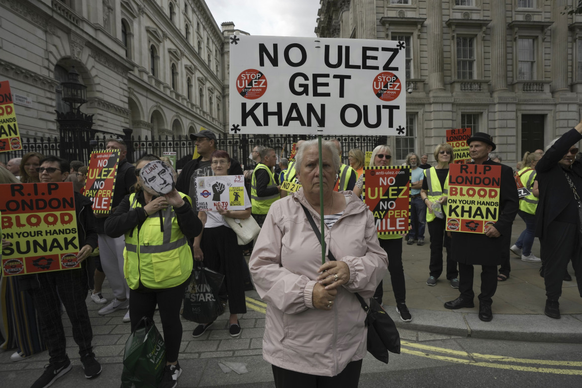 A Londra contro l’Ulez, Sunak stona col verde