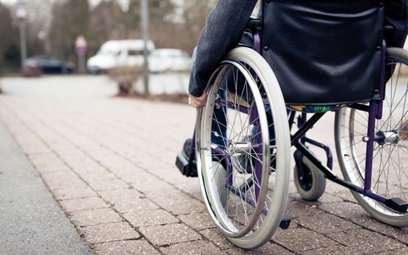 In carrozzina,  la folle ricerca di cure accessibili