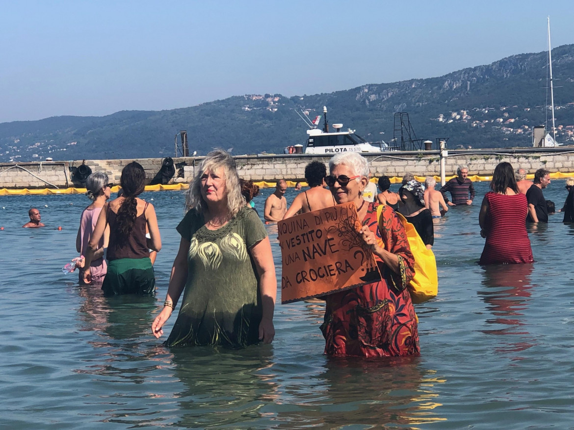 La manifestazione di solidarietà alle donne musulmane che si è svolta al Bagno Pedocin di Trieste foto Ansa