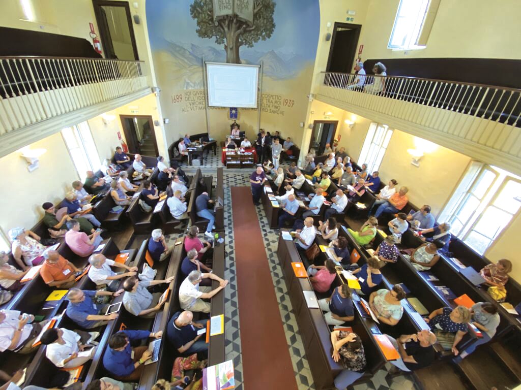 Il Sinodo valdese 2023 a Torre Pellice. A sinistra, il tradizionale corteo di apertura foto Nev