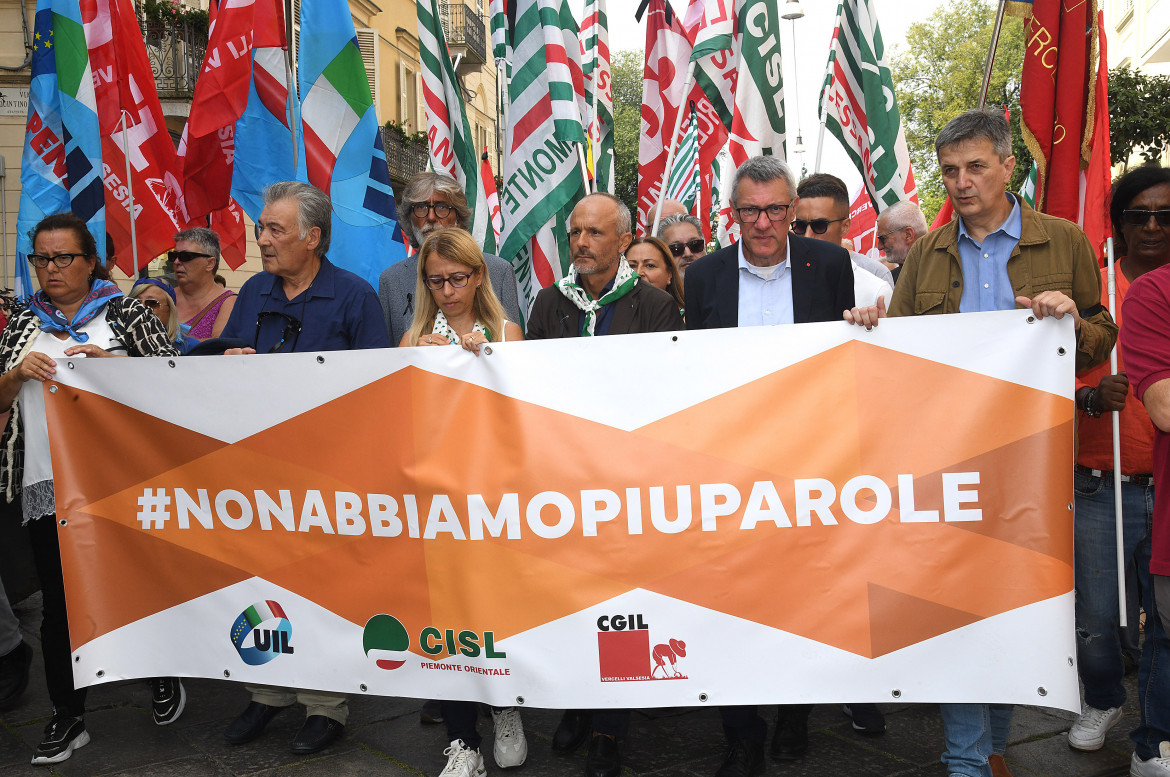 Vercelli si ferma in silenzio: «Non si può morire così»