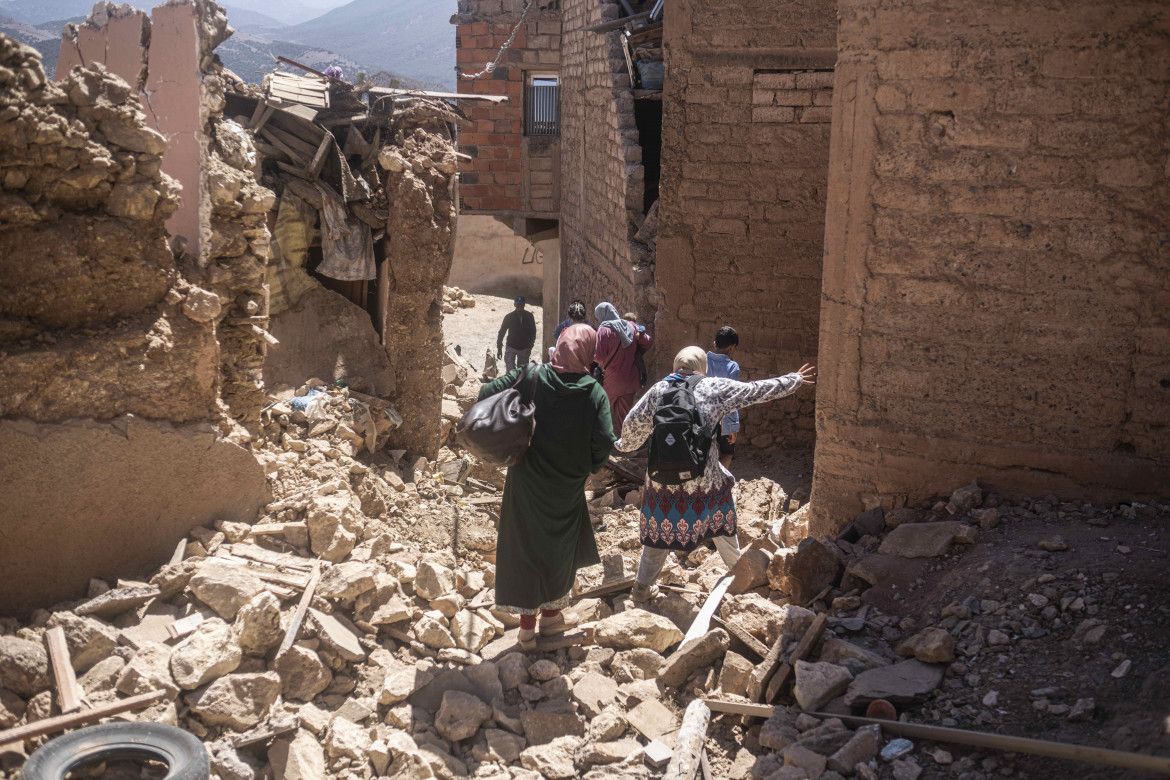 Residenti scappano dalle loro case nel villaggio di Moulay Brahim , vicino all’epicentro del terremoto foto di Mosa'ab Elshamy/Ap