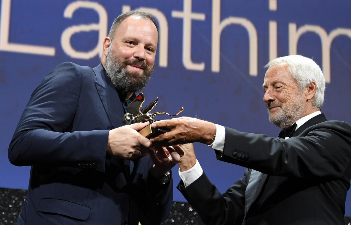 Yorgos Lanthimos riceve il Leone d’oro da Roberto Cicutto, foto Ansa