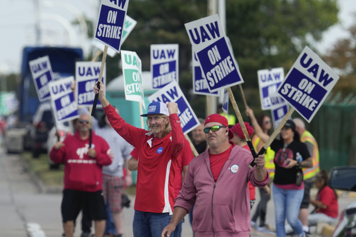 Lo sciopero dei lavoratori americani foto Ap