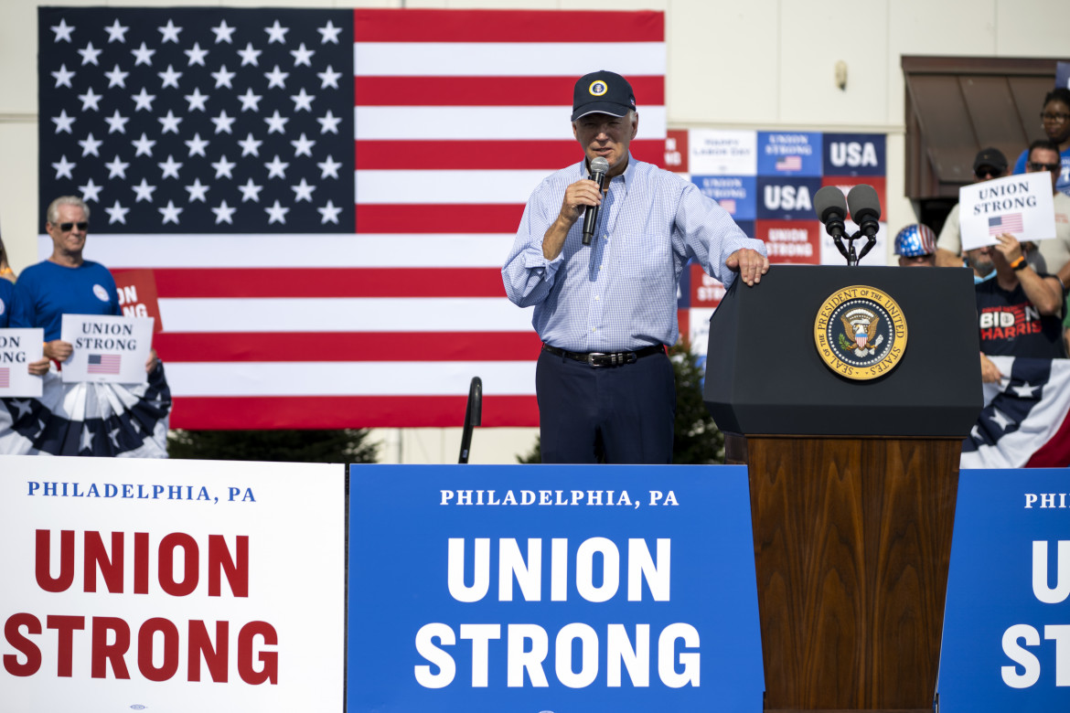 Joe Biden parla durante un evento del Labor Day al Sheet Metal Workers Local, a Filadelfia foto Ap