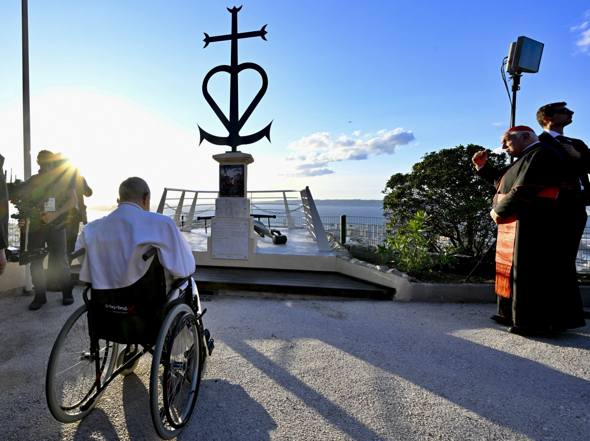 Papa Francesco al memoriale dedicato ai migranti morti in mare