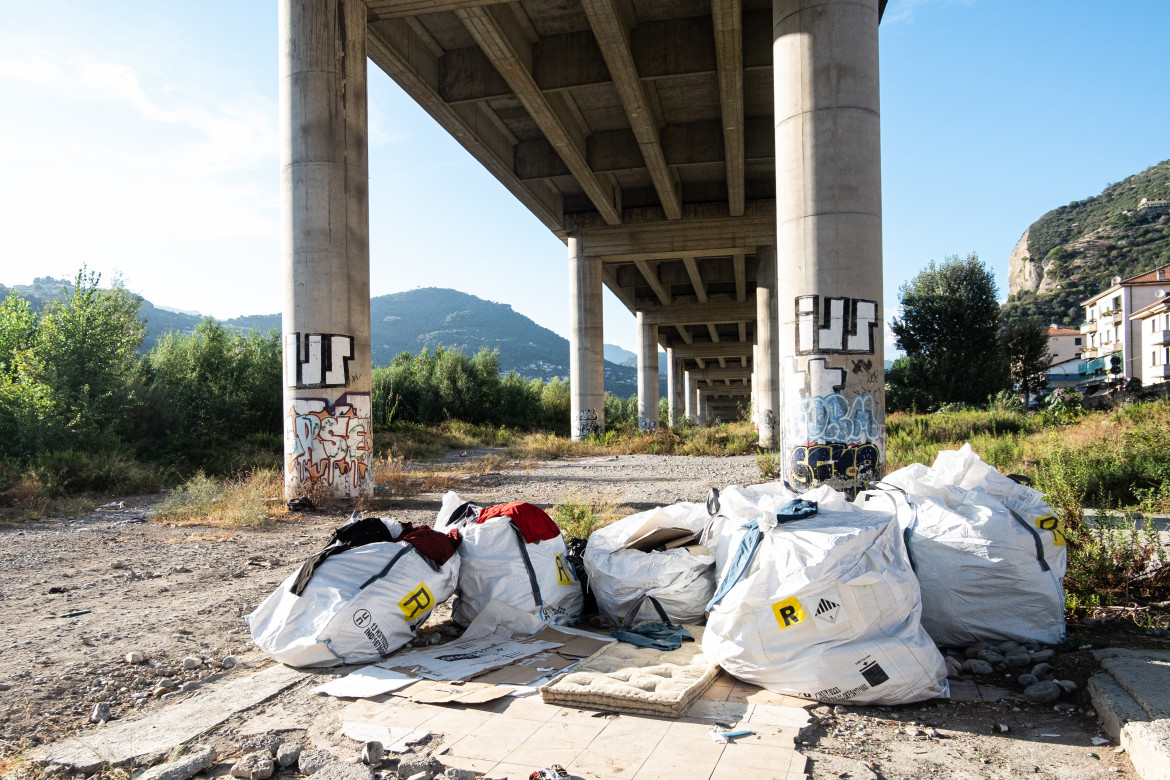 25-i-migranti-dormono-sotto-il-ponte-autostradale-a-lato-del-fiume-roya-spesso-in-gravi-situazioni-medico-sanitarie