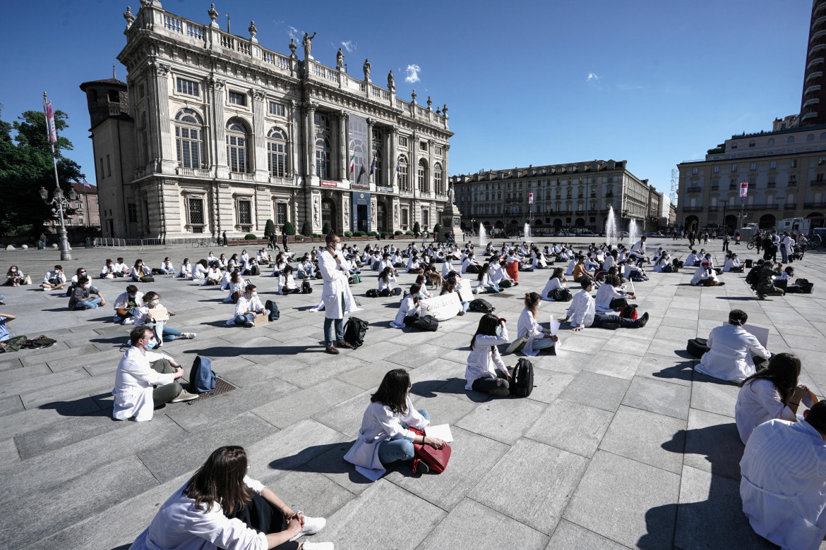 Una protesta dei medici specializzandi durante il covid - Foto Ansa