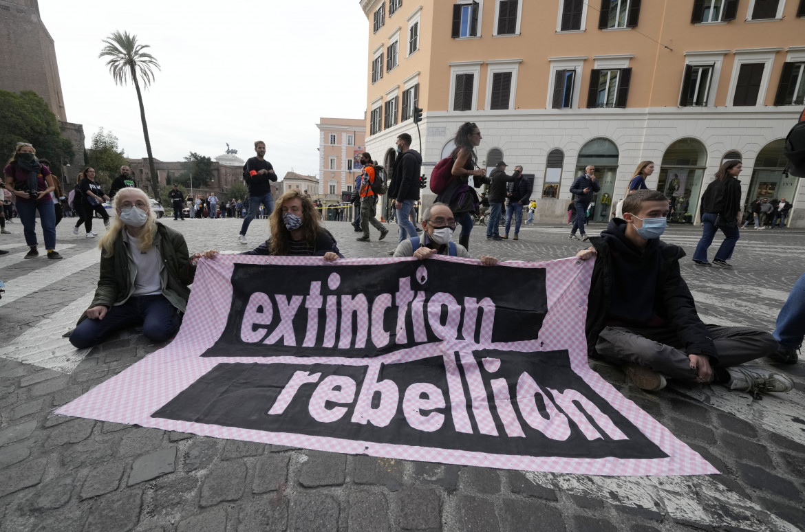 Manifesti sui vetri Rai: perquisiti e denunciati