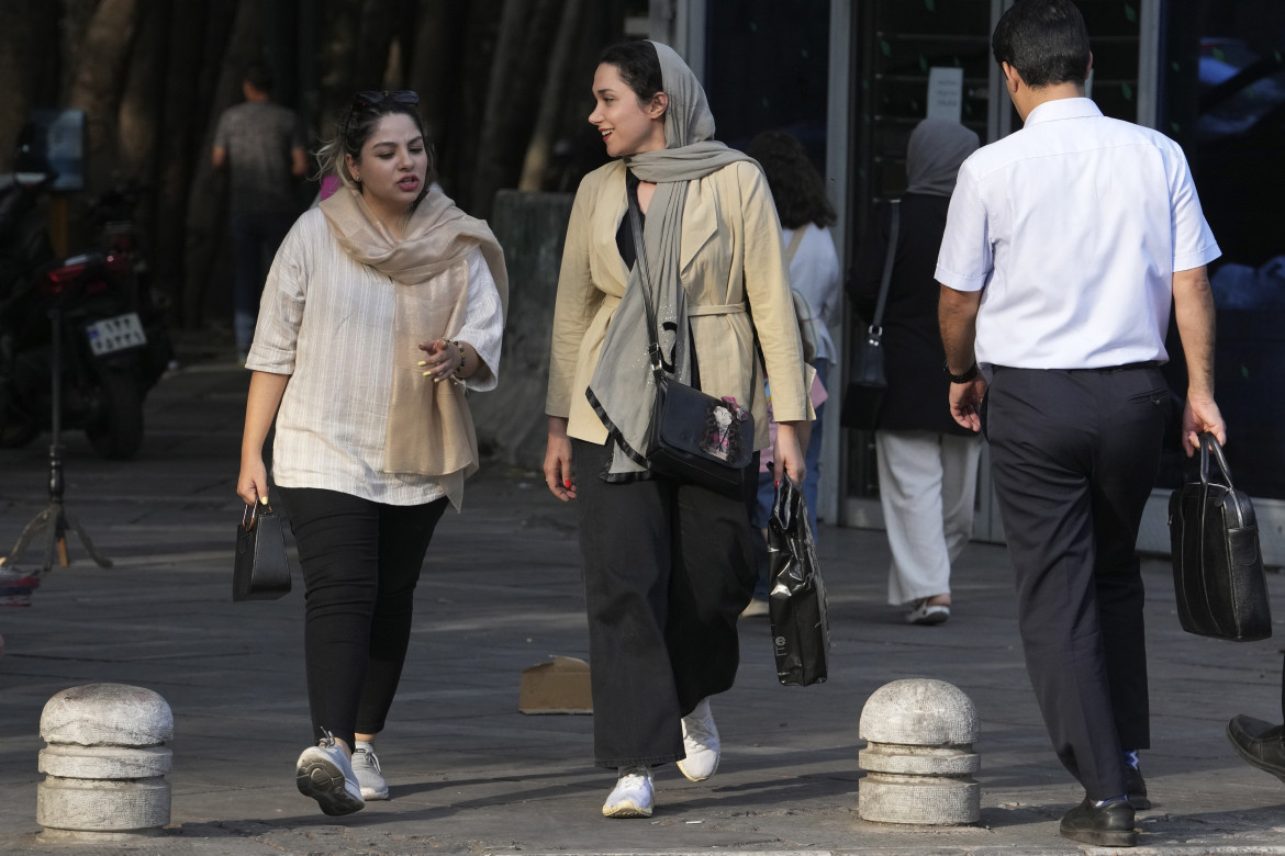 Donne iraniane per le strade di Teheran foto Ap