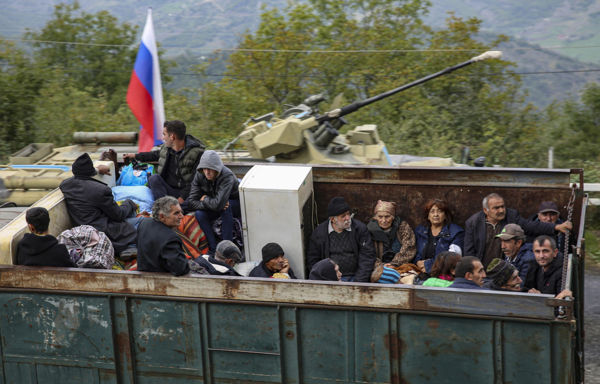 Addio al Karabakh, la fuga è una lunga attesa